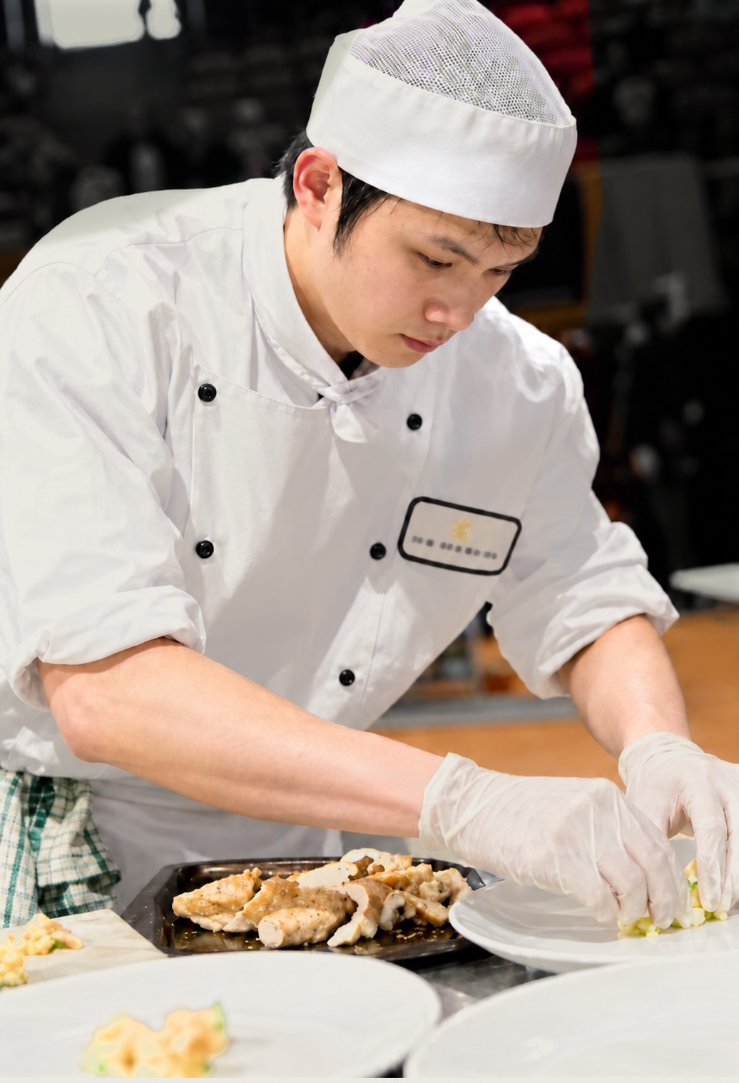 Craig Li 在料理台前工作